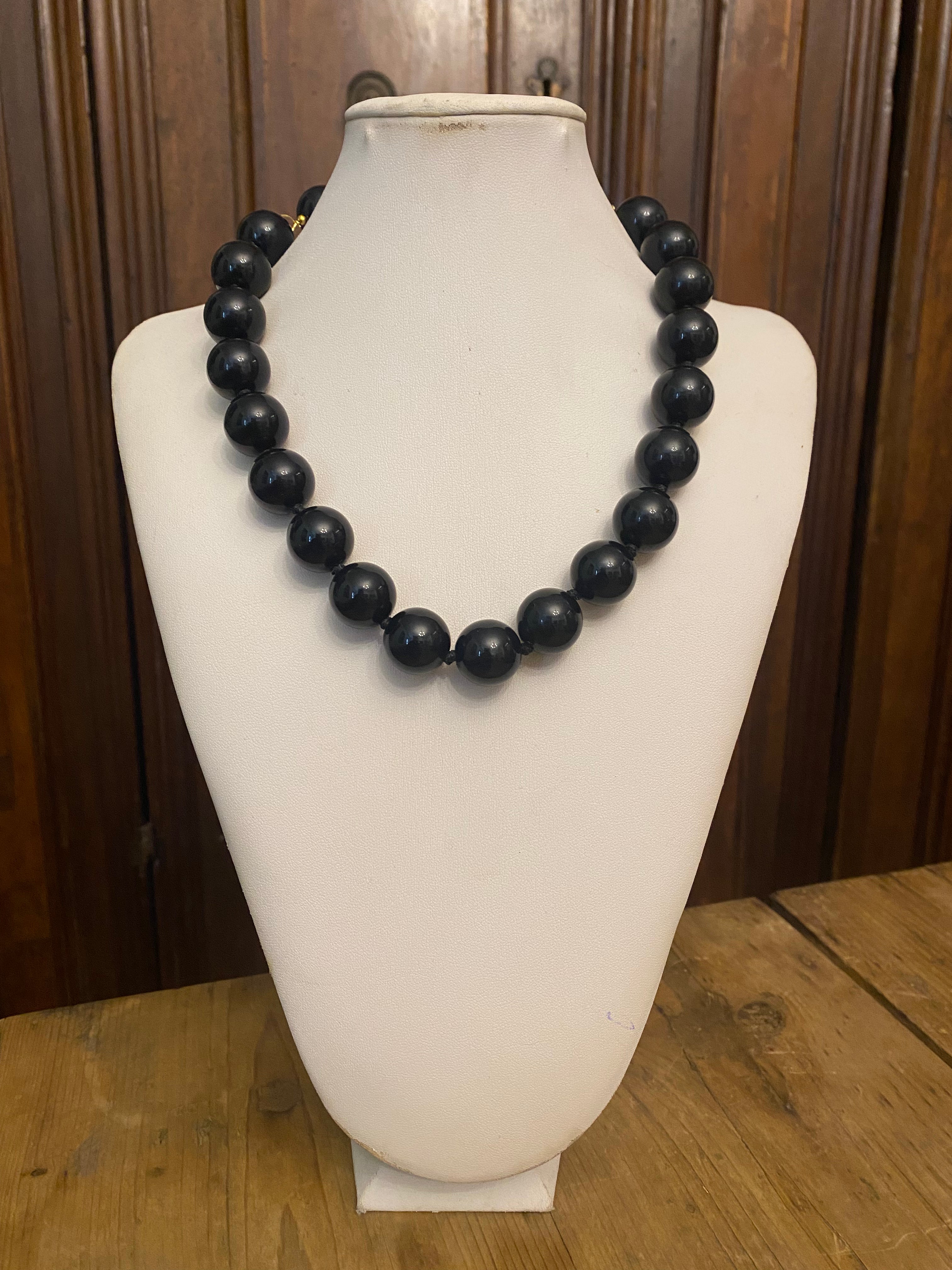 Marbles choker necklace